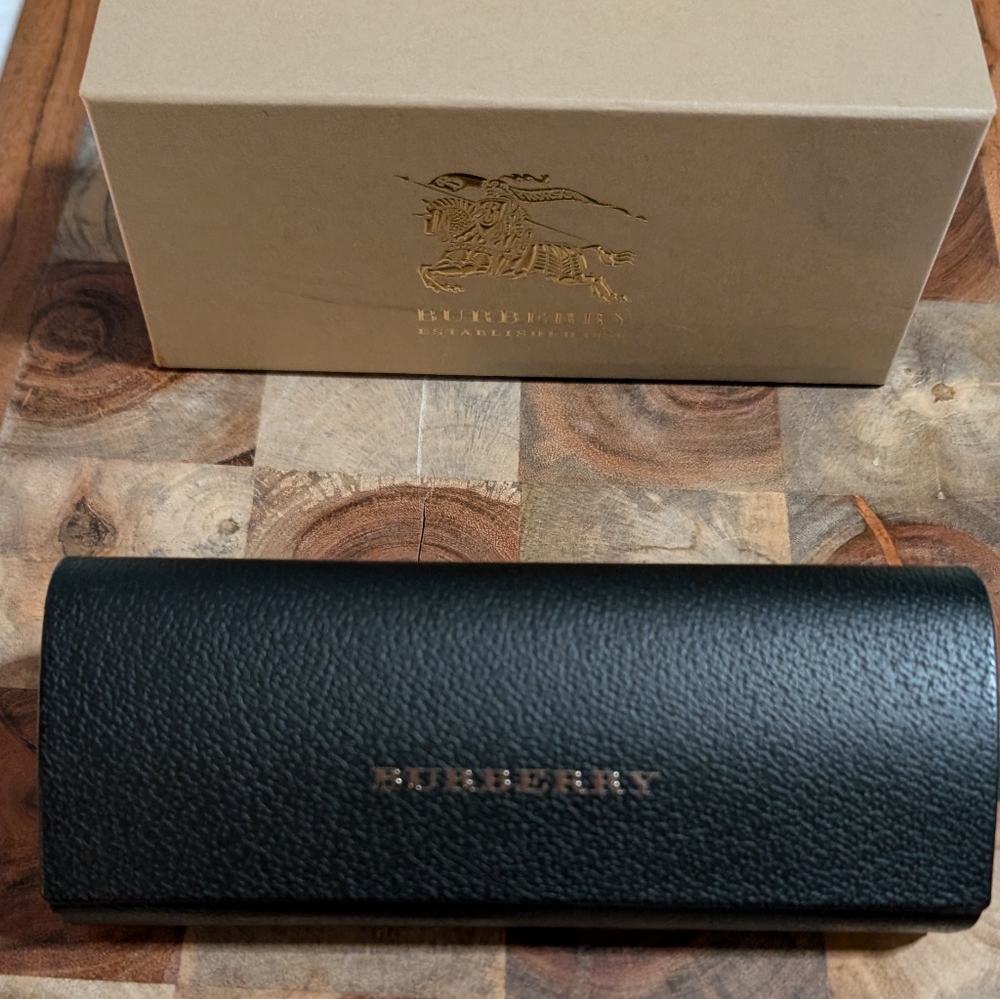 Burberry Glass Case + Burberry Box - No Glasses Included - Nwt  ❤️